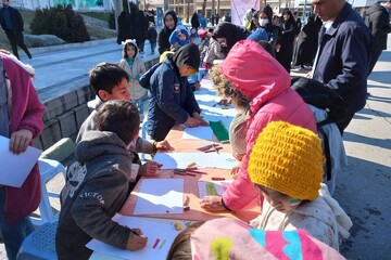 استقبال مردم انقلابی خرم‌آباد از غرفه کتابخانه‌های عمومی لرستان