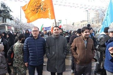 حضورسرپرست اداره کل کتابخانه های عمومی خراسان رضوی و جمعی از کارکنان در راهپیمائی 22 بهمن