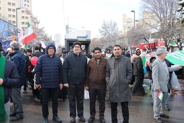 حضورسرپرست اداره کل کتابخانه های عمومی خراسان رضوی و جمعی از کارکنان در راهپیمائی 22 بهمن