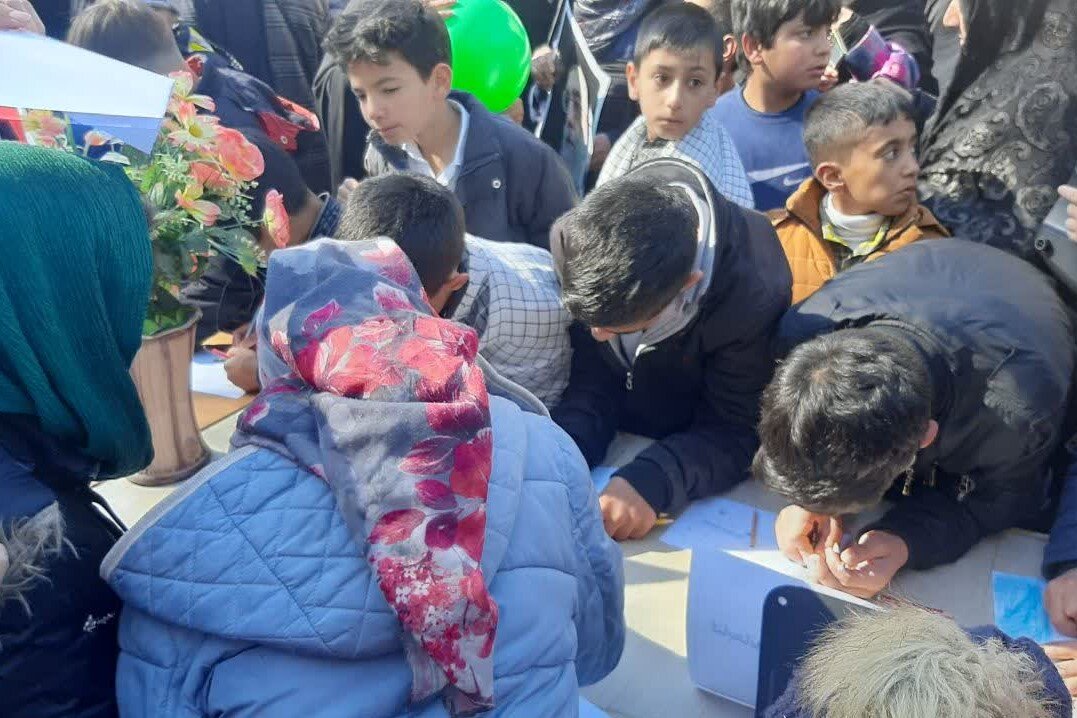 برپایی ایستگاه نقاشی و دلنوشته در راهپیمایی ۲۲ بهمن و جشن دهه فجر