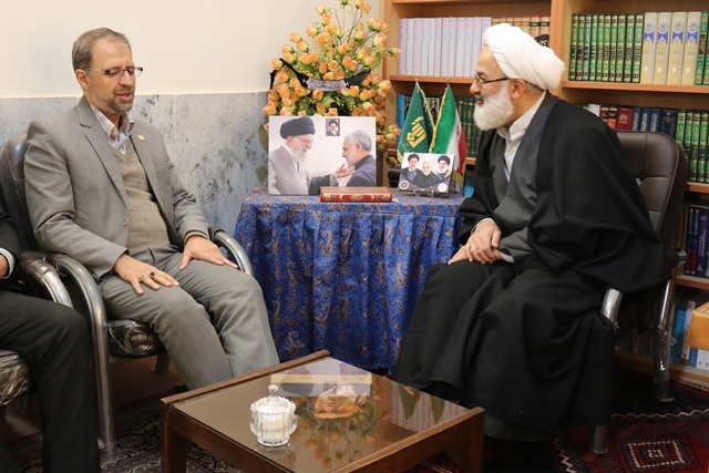 دیدار مدیرکل کتابخانههای سمنان با امامجمعه آرادان