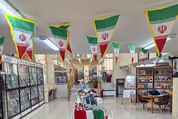 برپایی میز خدمت کتابخانههای عمومی شهرضا در نماز جمعه و راهپیمایی ۲۲ بهمن