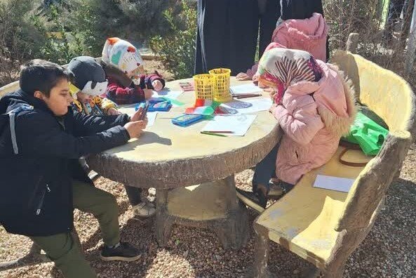 برپایی میز خدمت کتابخانههای عمومی شهرضا در نماز جمعه و راهپیمایی ۲۲ بهمن