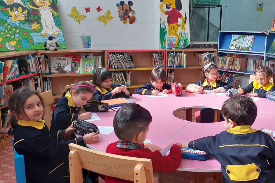 برپایی میز خدمت کتابخانههای عمومی شهرضا در نماز جمعه و راهپیمایی ۲۲ بهمن