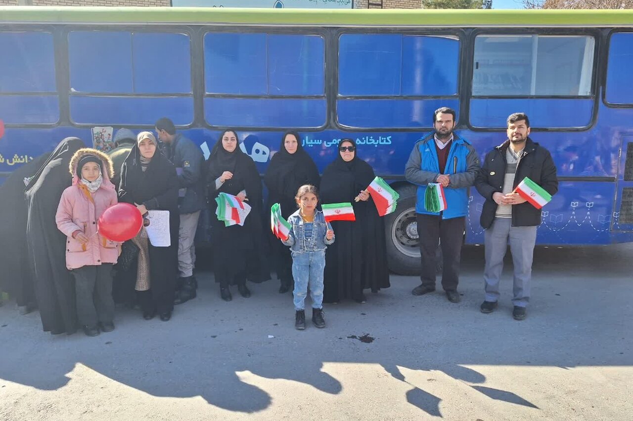 برپایی میز خدمت کتابخانههای عمومی شهرضا در نماز جمعه و راهپیمایی ۲۲ بهمن