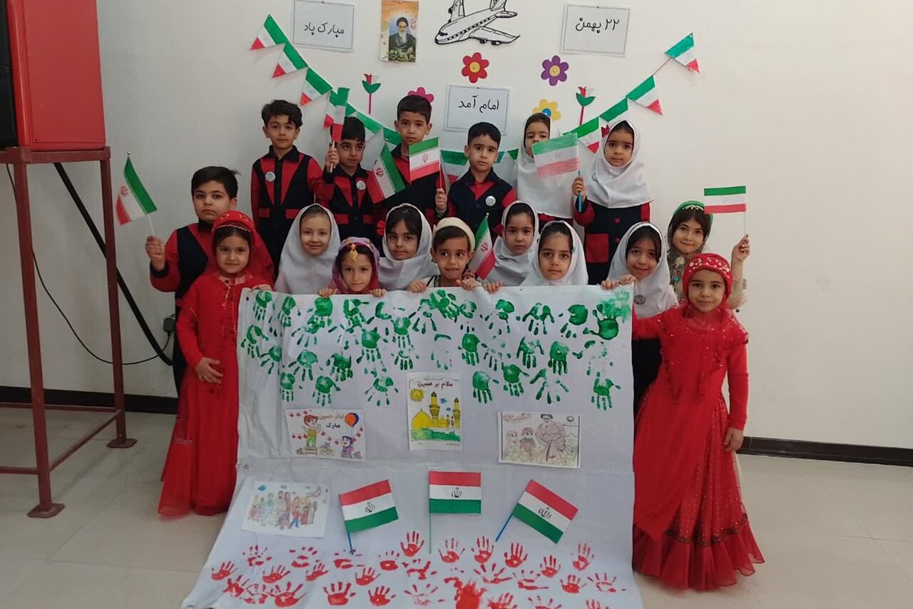 برپایی میز خدمت کتابخانههای عمومی شهرضا در نماز جمعه و راهپیمایی ۲۲ بهمن