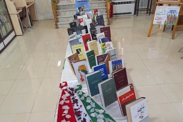 برپایی میز خدمت کتابخانههای عمومی شهرضا در نماز جمعه و راهپیمایی ۲۲ بهمن