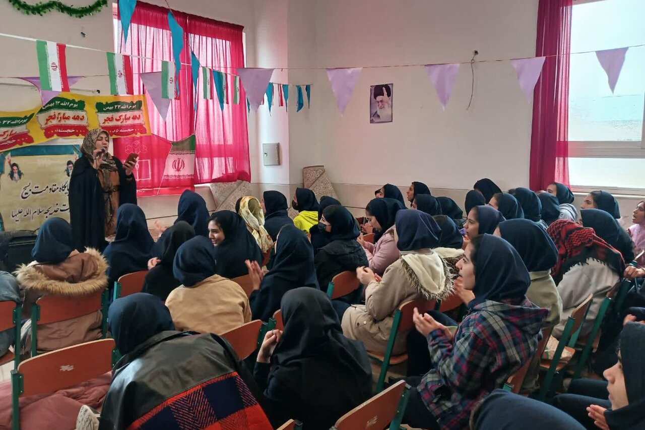 برپایی میز خدمت کتابخانههای عمومی شهرضا در نماز جمعه و راهپیمایی ۲۲ بهمن