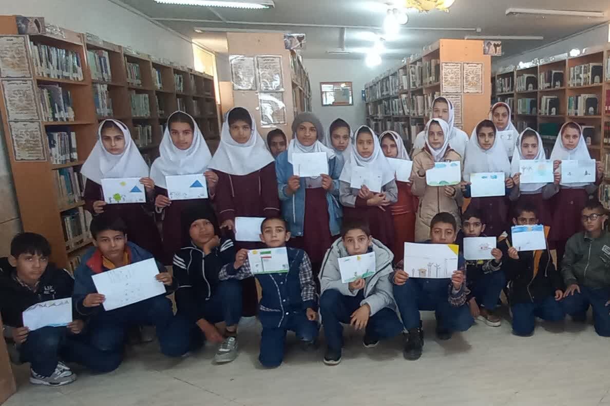 برپایی میز خدمت کتابخانههای عمومی شهرضا در نماز جمعه و راهپیمایی ۲۲ بهمن