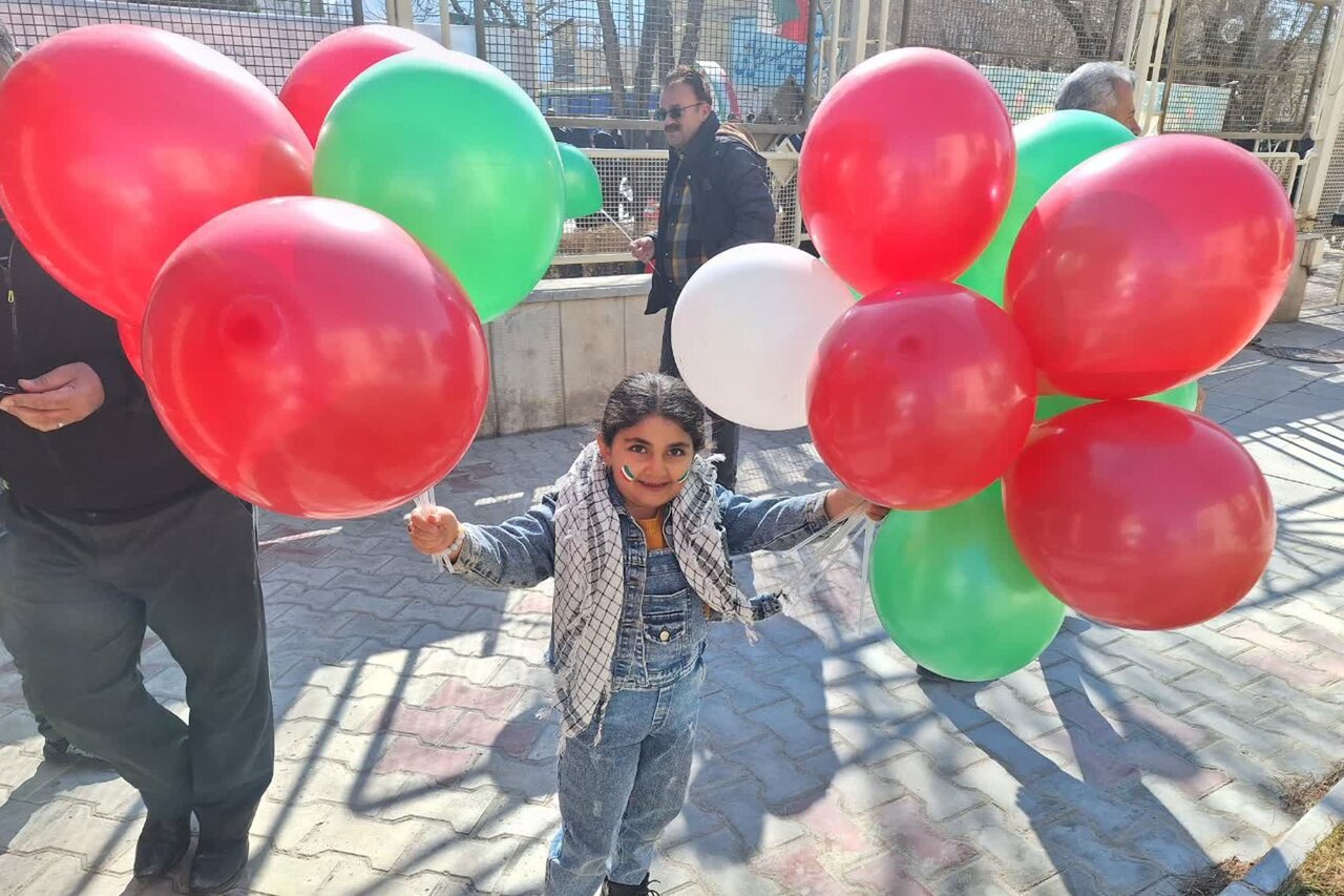 برپایی میز خدمت کتابخانههای عمومی شهرضا در نماز جمعه و راهپیمایی ۲۲ بهمن