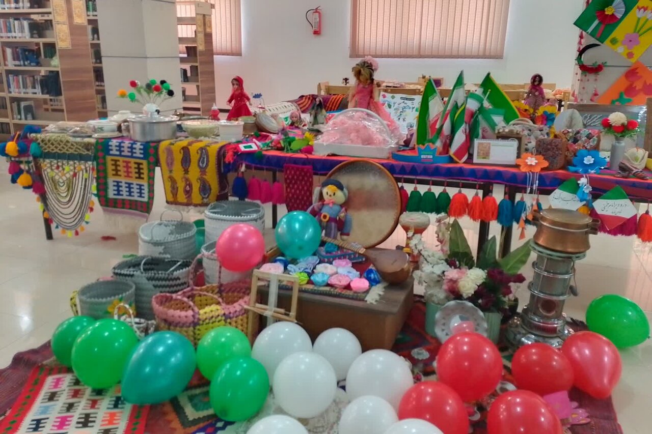 برپایی میز خدمت کتابخانههای عمومی شهرضا در نماز جمعه و راهپیمایی ۲۲ بهمن