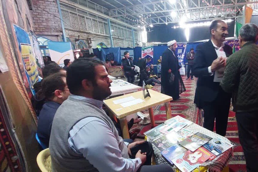 برپایی میز خدمت کتابخانههای عمومی شهرضا در نماز جمعه و راهپیمایی ۲۲ بهمن