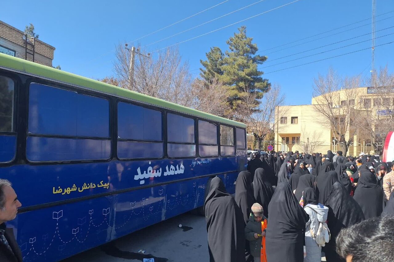 برپایی میز خدمت کتابخانههای عمومی شهرضا در نماز جمعه و راهپیمایی ۲۲ بهمن