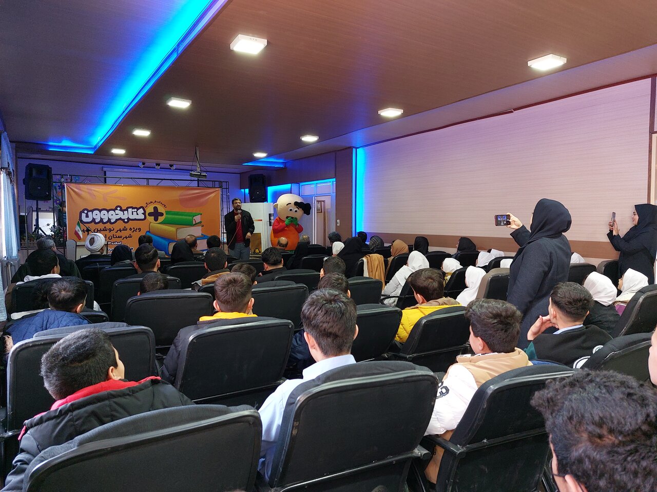 رویداد فرهنگی «مثبت کتابخووون» در نوشینشهر ارومیه برگزار شد