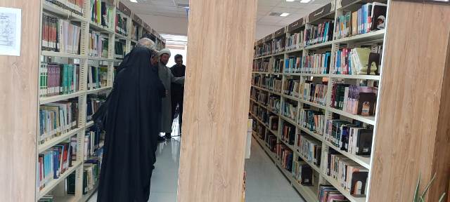 کتابخانهگردی مسئولان و مردم کتابدوست شهرستان میامی در کتابخانه الغدیر