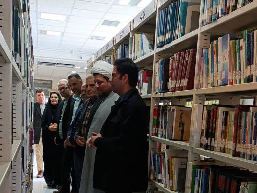 کتابخانه‌گردی مسئولان و مردم کتاب‌دوست شهرستان میامی در کتابخانه الغدیر
