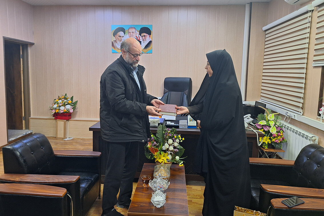 دیدار مدیرکل کتابخانههای عمومی ایلام با معاون توسعه مدیریت و منابع استانداری