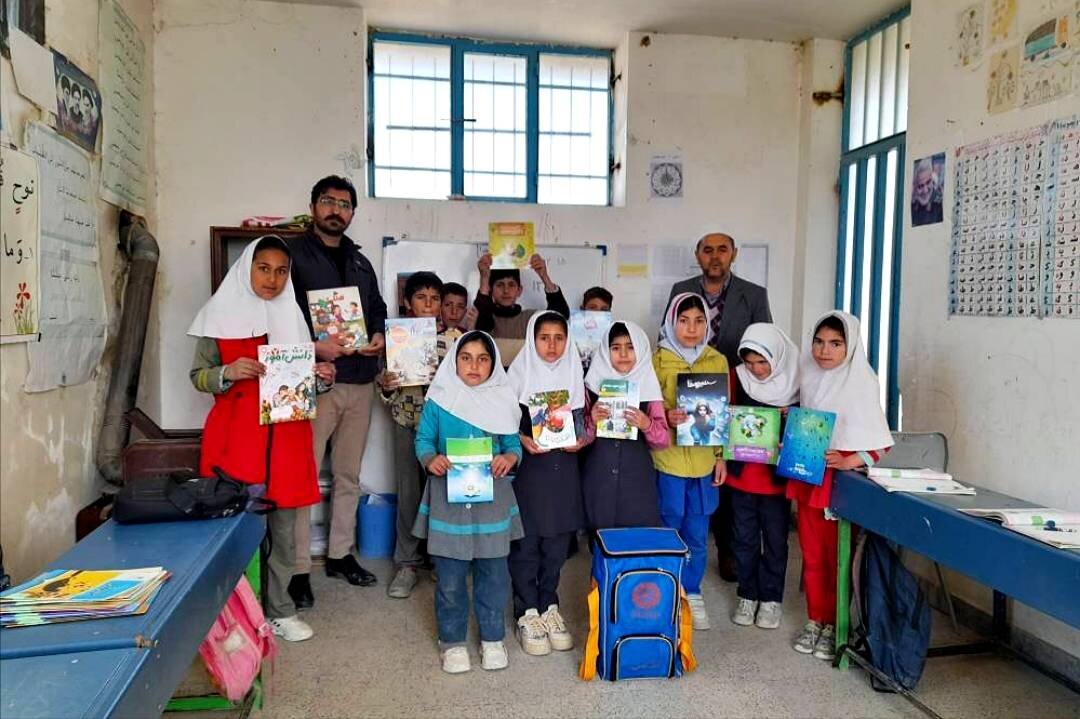 رویداد فرهنگی «کوله کتاب» در مدارس عشایری شهرستان مراوهتپه اجرا شد