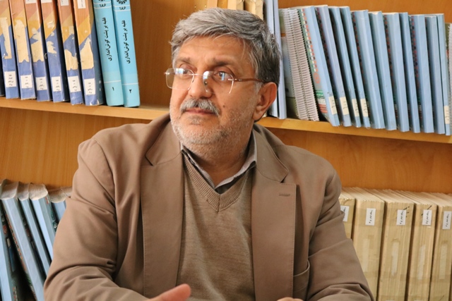 بازدید معاون اداری و مالی نهاد از کتابخانه مرکزی سمنان در طرح «کتابخانهگردی»