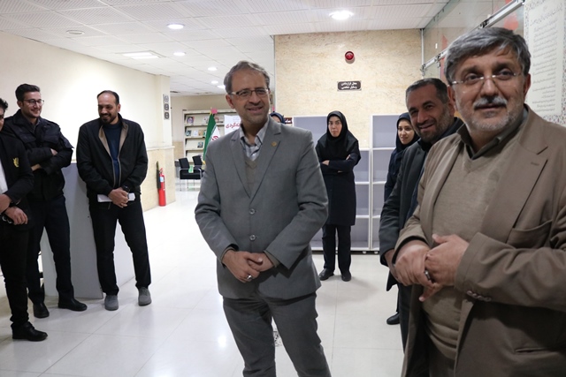 بازدید معاون اداری و مالی نهاد از کتابخانه مرکزی سمنان در طرح «کتابخانهگردی»