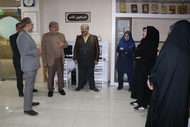 بازدید معاون اداری و مالی نهاد از کتابخانه مرکزی سمنان در طرح «کتابخانهگردی»