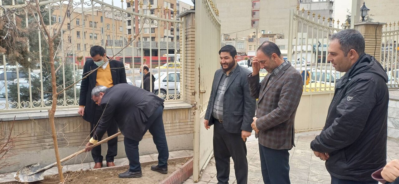 اجرای طرح ملی کتابخانهگردی، رونمایی از کتاب و درختکاری در شهرستان فردیس