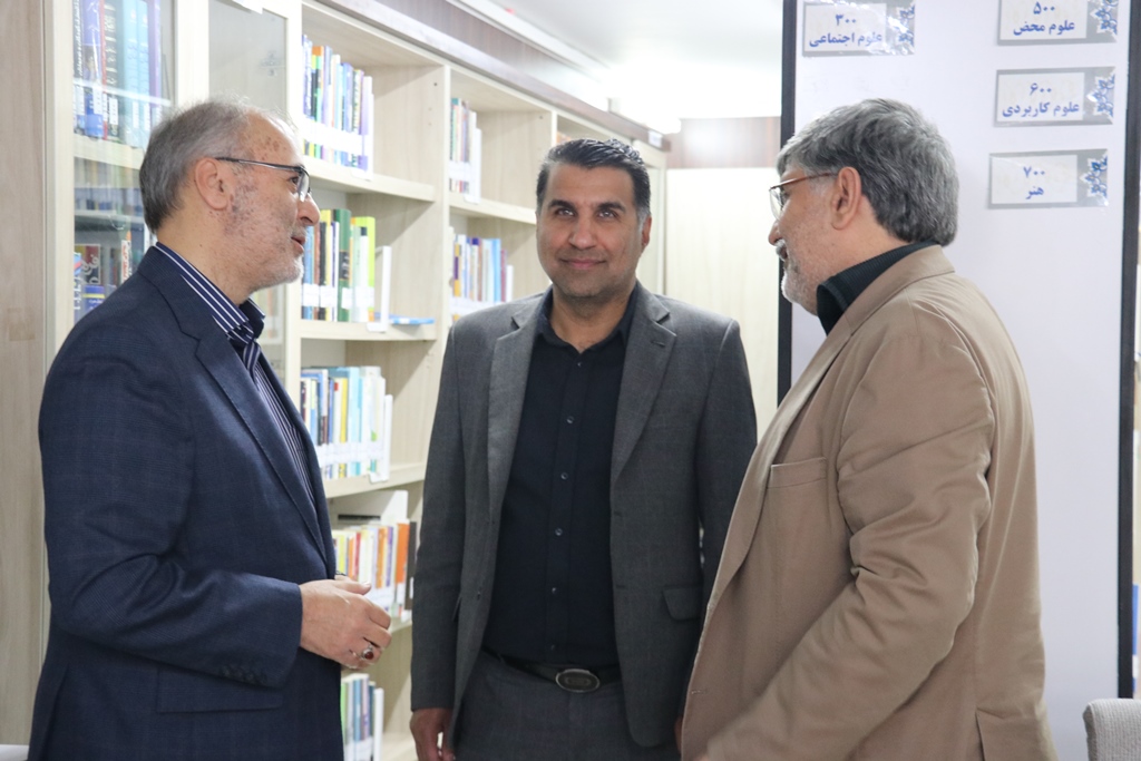 بازدید معاون اداری و مالی نهاد از کتابخانه عمومی حضرت خدیجه(س) مشهد