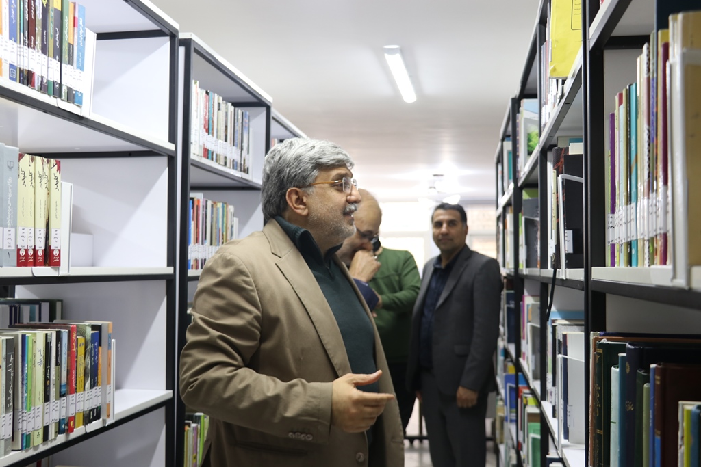 بازدید معاون اداری و مالی نهاد از کتابخانه عمومی حضرت خدیجه(س) مشهد