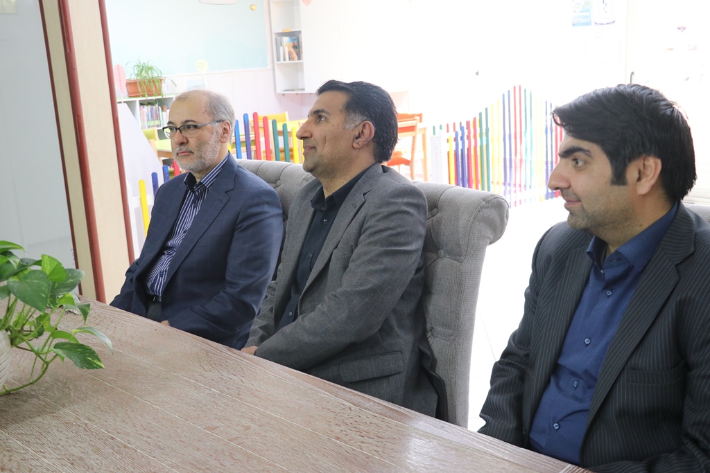 بازدید معاون اداری و مالی نهاد از کتابخانه عمومی حضرت خدیجه(س) مشهد