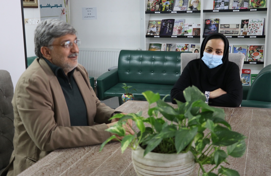 بازدید معاون اداری و مالی نهاد از کتابخانه عمومی حضرت خدیجه(س) مشهد