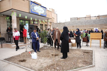 کاشت نهال به مناسبت روز درختکاری در کتابخانه عمومی شهید سلیمی شهرستان ملارد