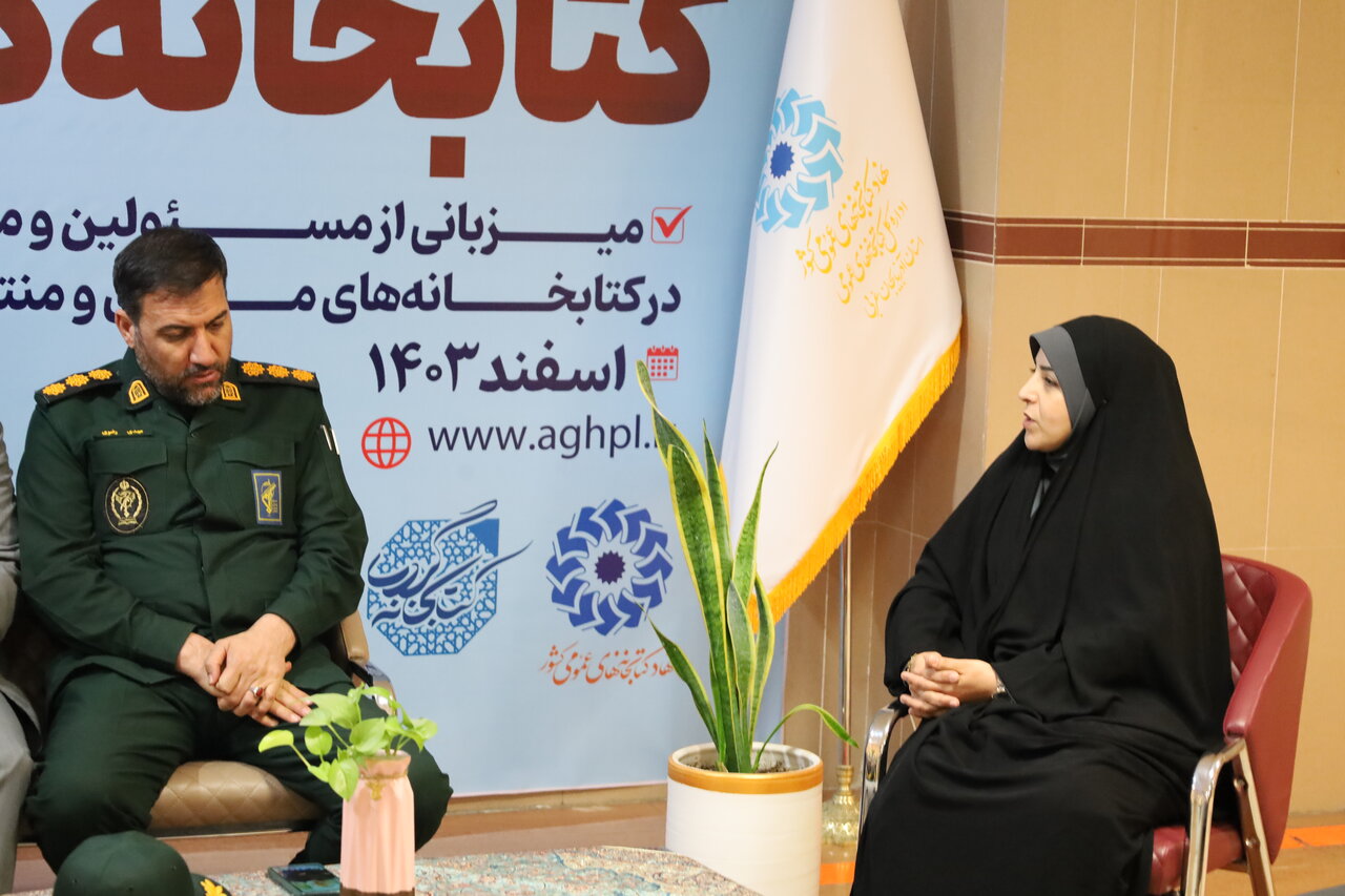 بازدید فرمانده ناحیه مقاومت بسیج سپاه ارومیه از کتابخانه مرکزی ارومیه در طرح «کتابخانهگردی»