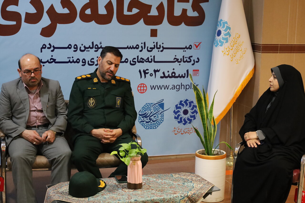 بازدید فرمانده ناحیه مقاومت بسیج سپاه ارومیه از کتابخانه مرکزی ارومیه در طرح «کتابخانهگردی»