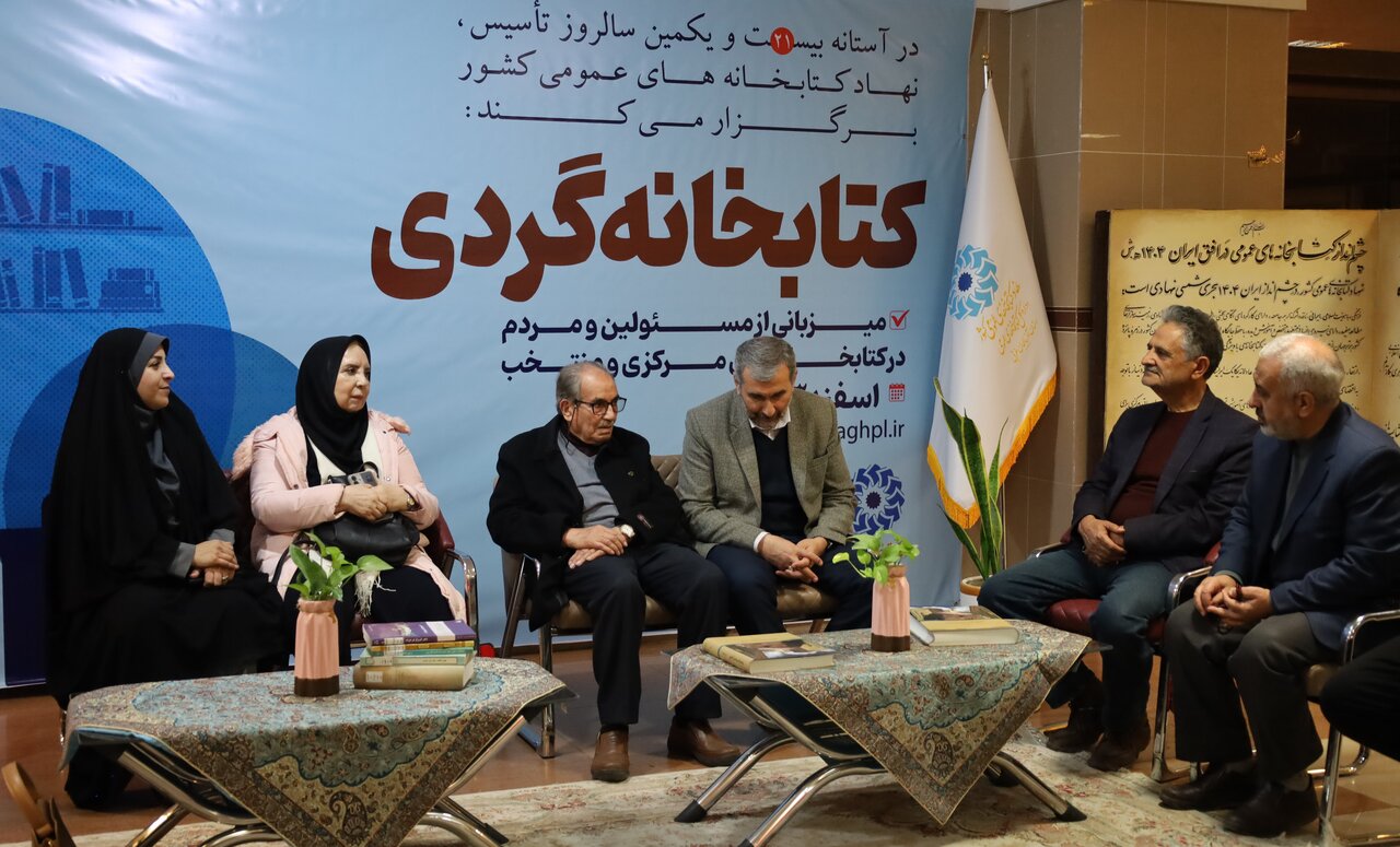 بازدید اهالی فرهنگ از کتابخانه مرکزی ارومیه در طرح «کتابخانه گردی»