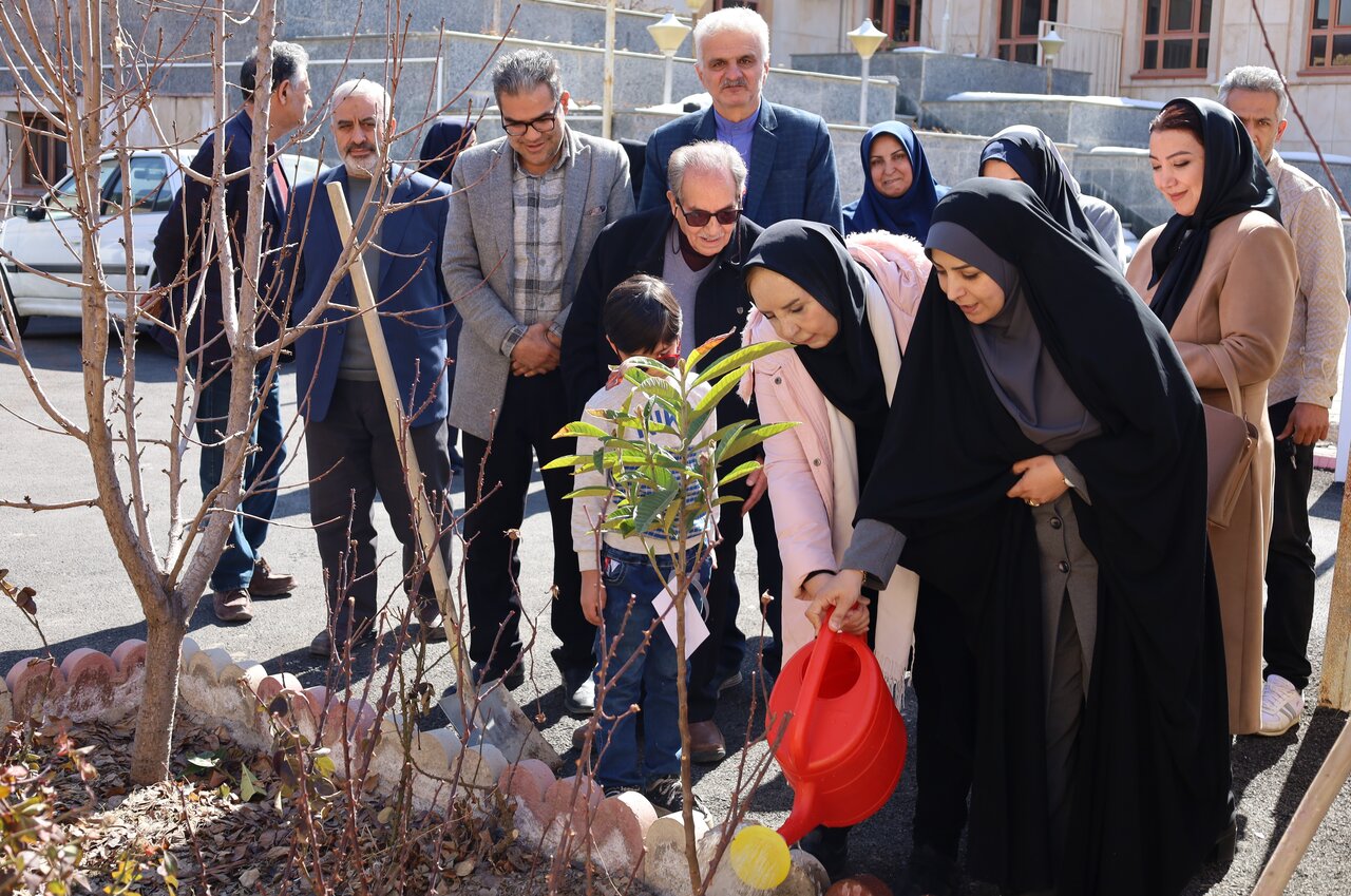 بازدید اهالی فرهنگ از کتابخانه مرکزی ارومیه در طرح «کتابخانه گردی»