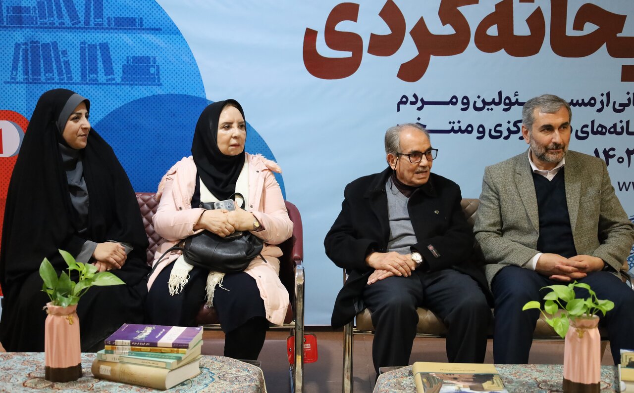 بازدید اهالی فرهنگ از کتابخانه مرکزی ارومیه در طرح «کتابخانه گردی»