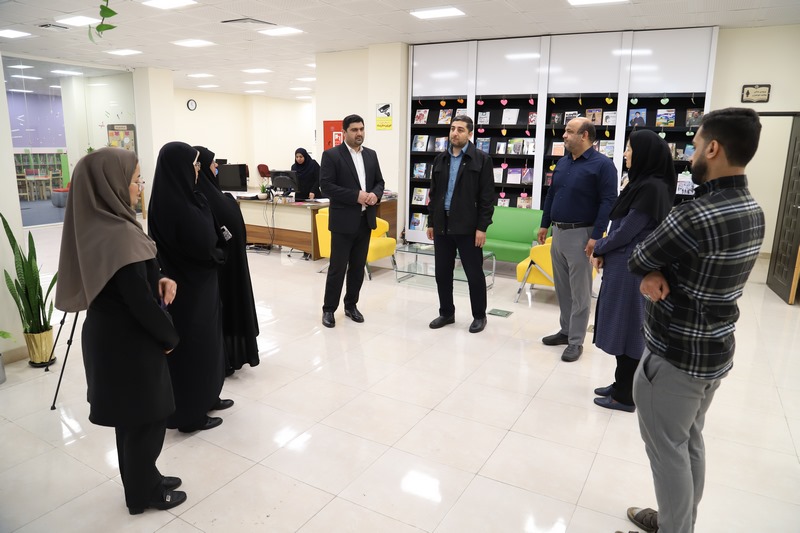 بازدید رئیس و جمعی از اعضای شورای شهر بوشهر از کتابخانه عمومی خلیج فارس