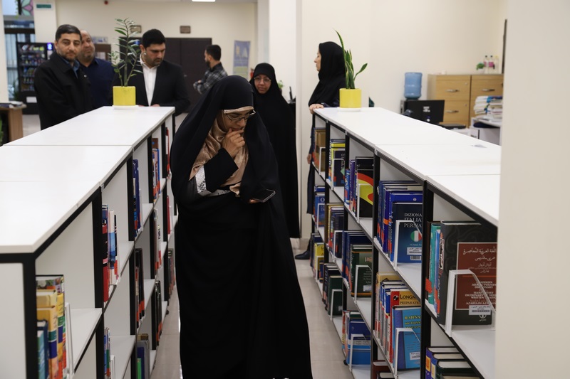 بازدید رئیس و جمعی از اعضای شورای شهر بوشهر از کتابخانه عمومی خلیج فارس