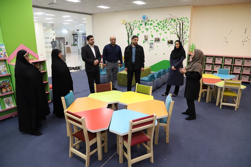 بازدید رئیس و جمعی از اعضای شورای شهر بوشهر از کتابخانه عمومی خلیج فارس