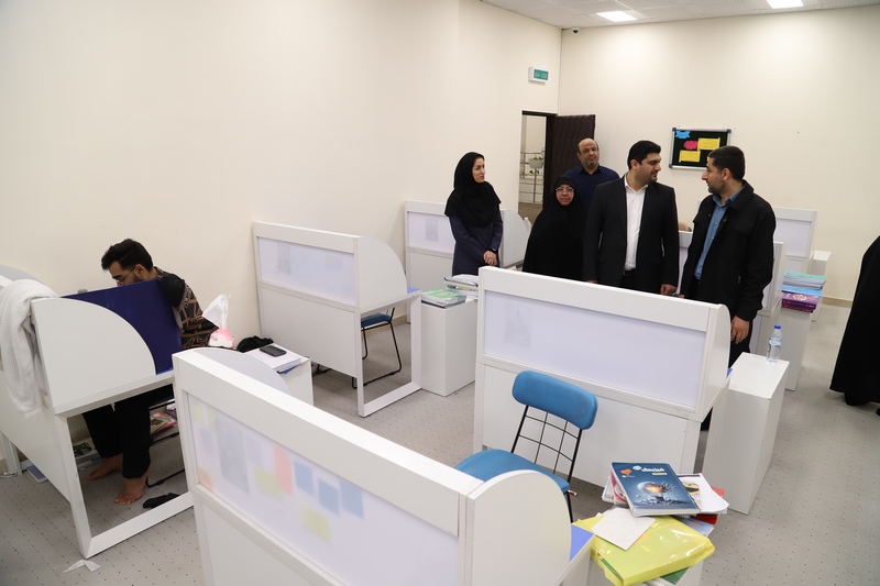 بازدید رئیس و جمعی از اعضای شورای شهر بوشهر از کتابخانه عمومی خلیج فارس