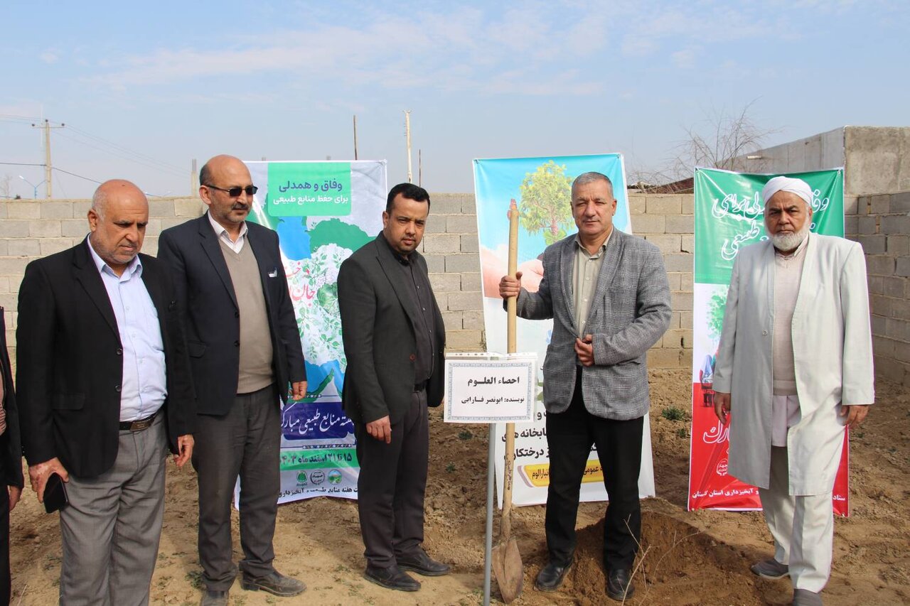 «کتابخانهگردی» و کاشت نهال در کتابخانه ابونصر فارابی انبارالوم انجام شد