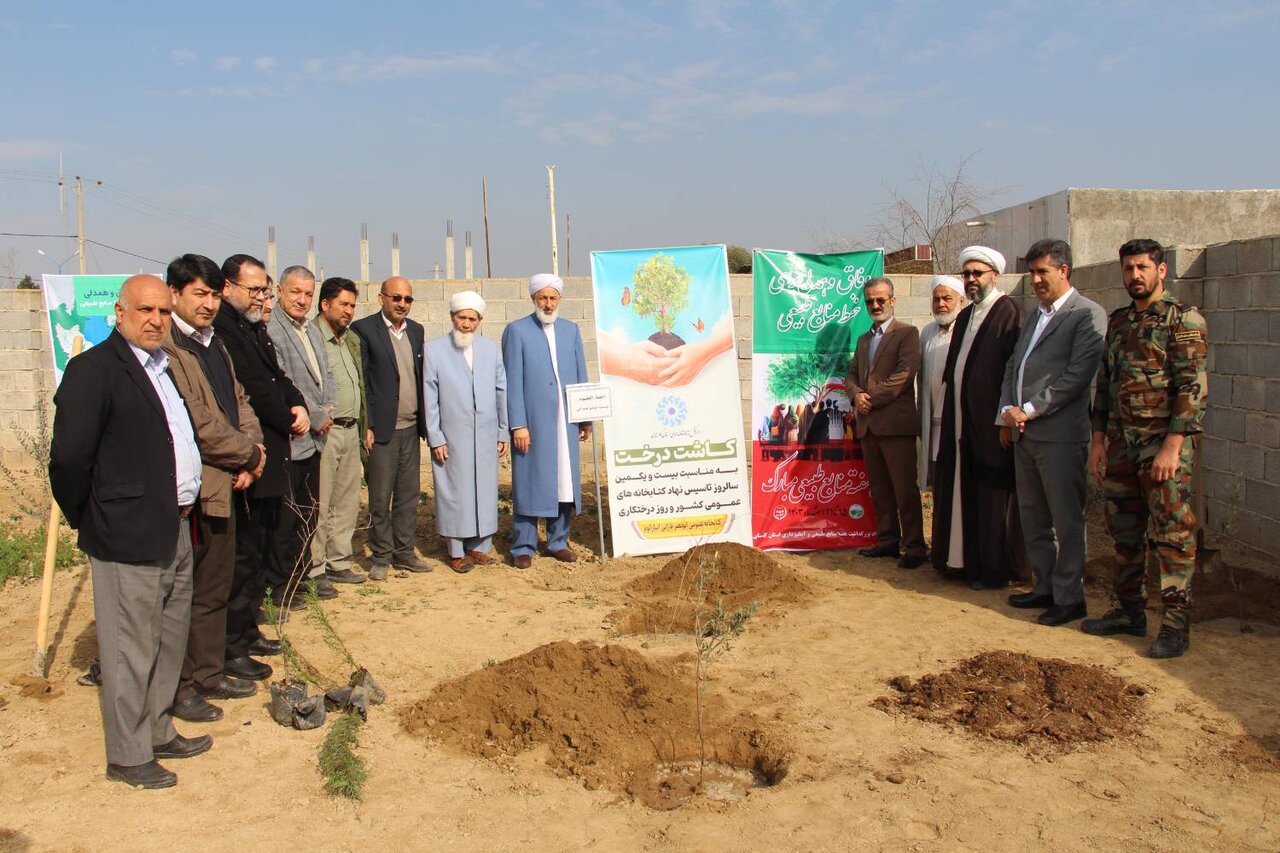 «کتابخانهگردی» و کاشت نهال در کتابخانه ابونصر فارابی انبارالوم انجام شد