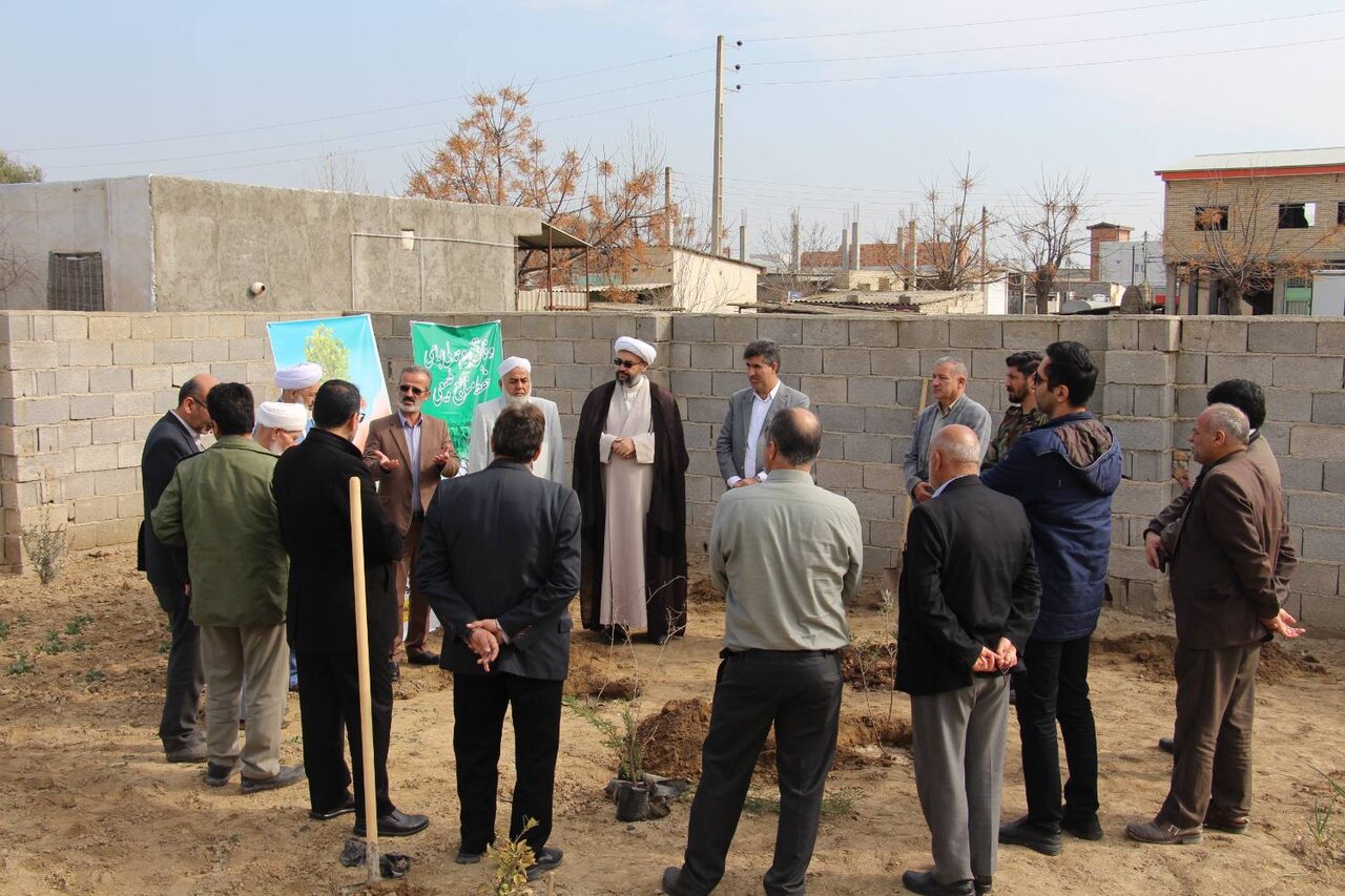 «کتابخانهگردی» و کاشت نهال در کتابخانه ابونصر فارابی انبارالوم انجام شد