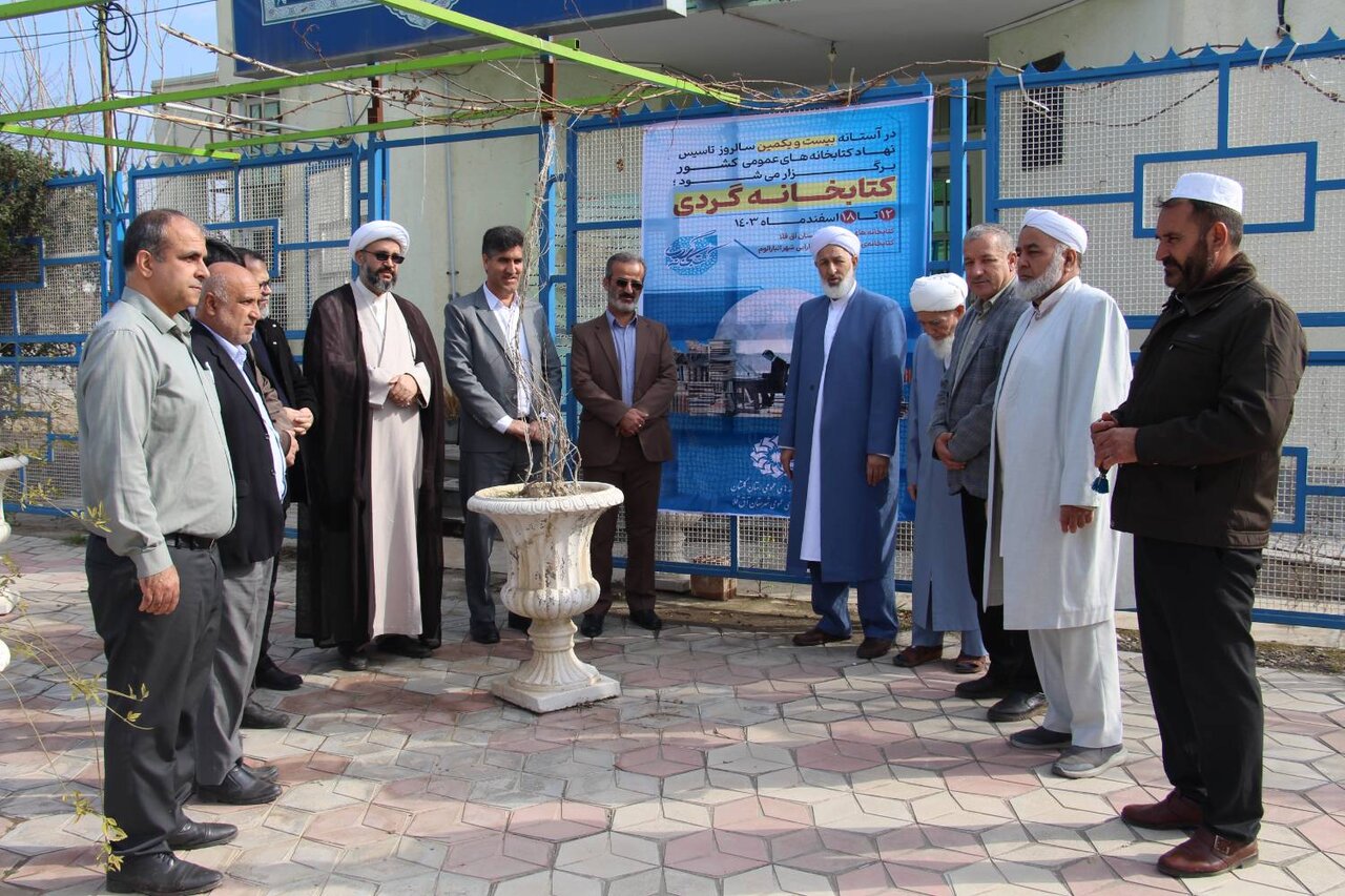 «کتابخانهگردی» و کاشت نهال در کتابخانه ابونصر فارابی انبارالوم انجام شد