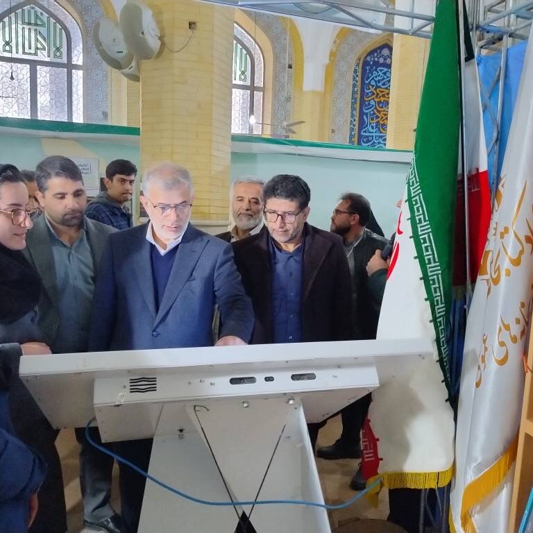 بازدید استاندار البرز از غرفه ادارهکل کتابخانههای عمومی استان