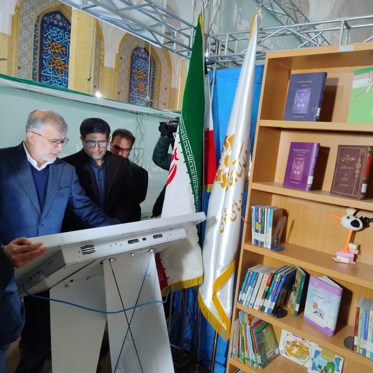 بازدید استاندار البرز از غرفه ادارهکل کتابخانههای عمومی استان