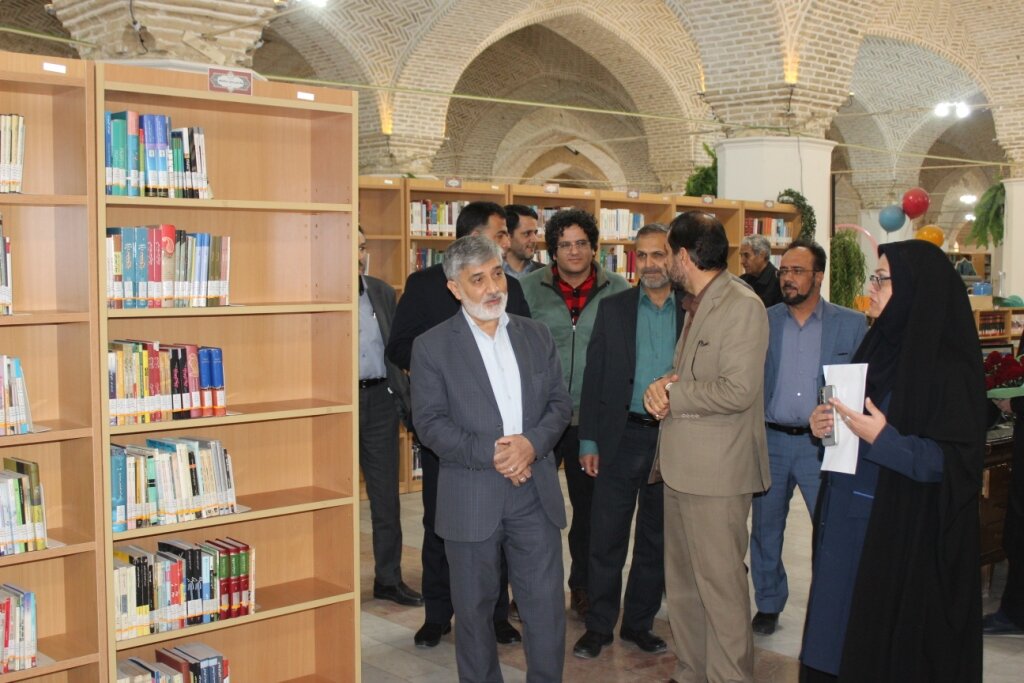 بازدید نماینده مردم کرمان و راور در مجلس شورای اسلامی از کتابخانه مرکزی کرمان
