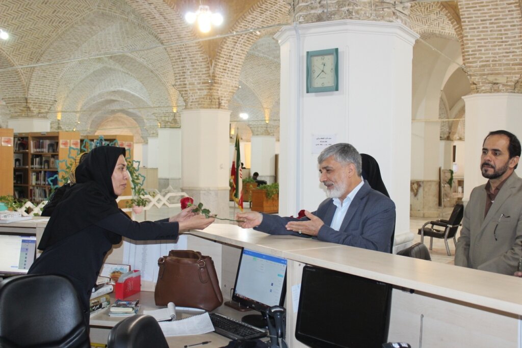 بازدید نماینده مردم کرمان و راور در مجلس شورای اسلامی از کتابخانه مرکزی کرمان