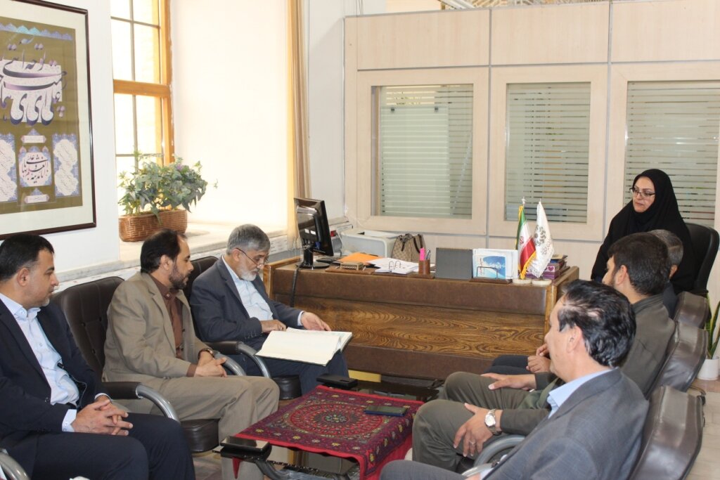 بازدید نماینده مردم کرمان و راور در مجلس شورای اسلامی از کتابخانه مرکزی کرمان