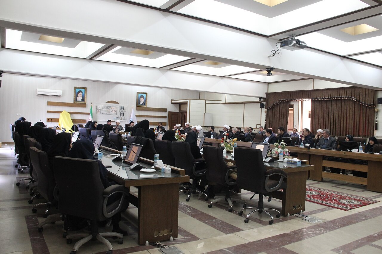 آیین رونمایی از «اولین موسوعه گروههای مرجع قرآن بر اساس تربیت اعتقادی به ترتیب نزول»